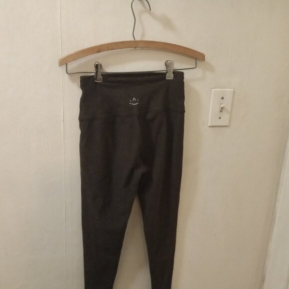 Beyond Yoga Sz M dark brown leggings - Flaws - small hole that was stitched - Picture 3 of 7